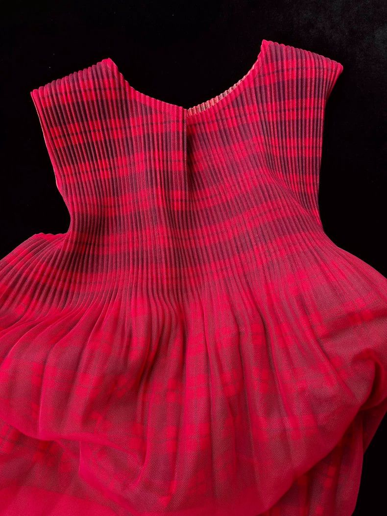 Issey Miyake Issey Miyake size:3 Red cream puff dress Size XS / US 0-2 / IT 36-38 - 3 Thumbnail