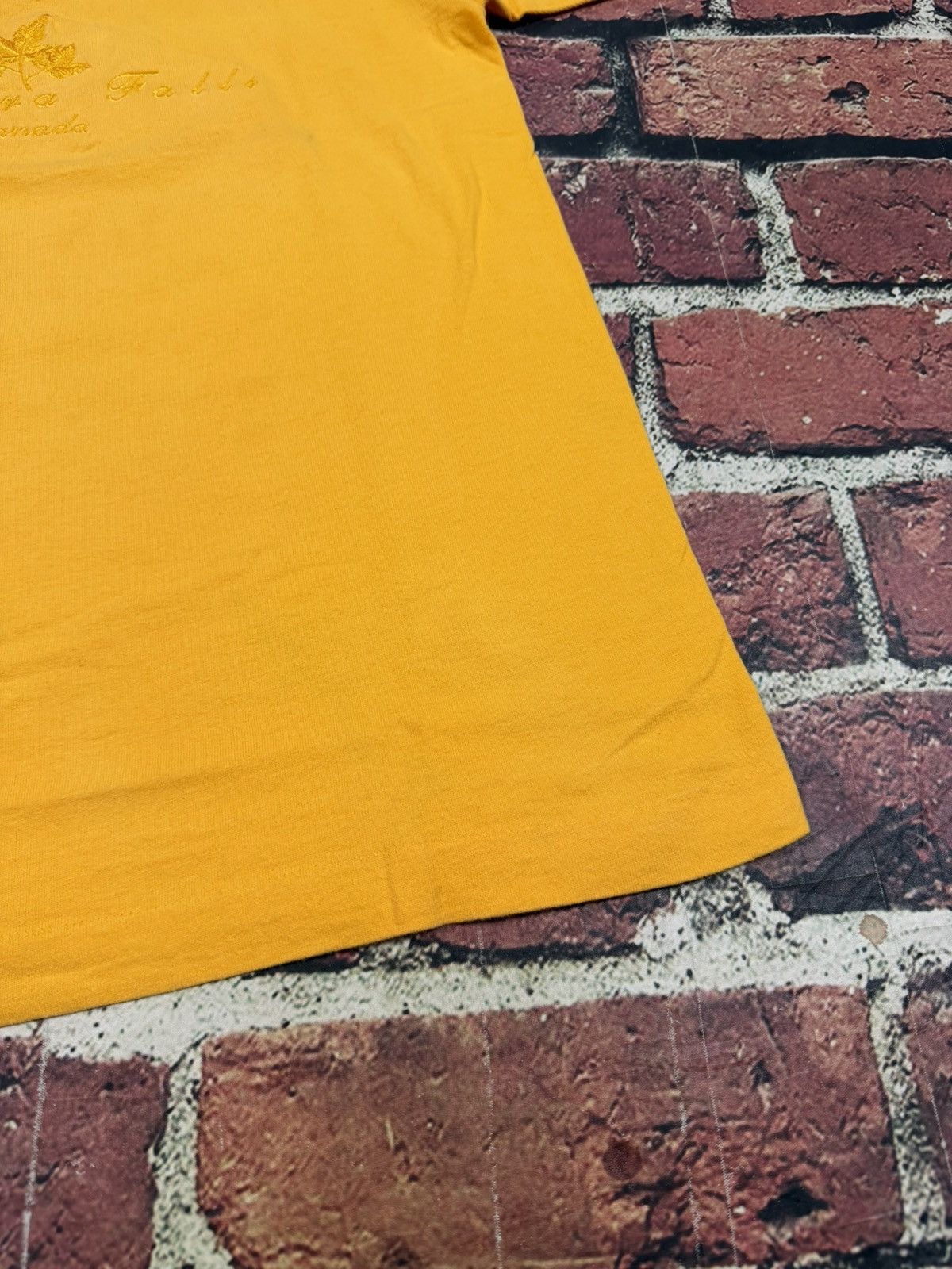 Fruit Of The Loom Vintage Niagara Falls Canada Maple Leaf Single Stitch Tee Size US S / EU 44-46 / 1 - 9 Thumbnail