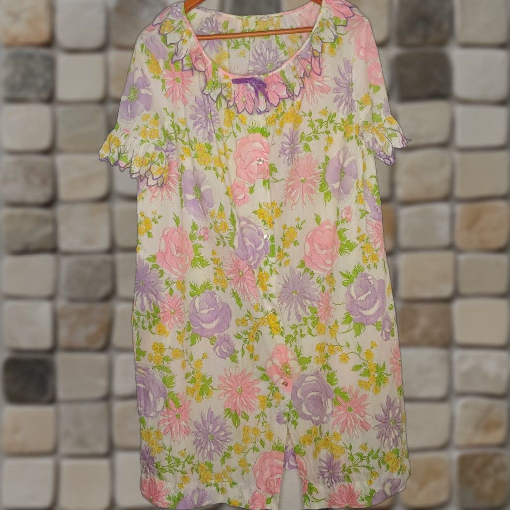 Vintage VINTAGE Komar Nightgown Women's Small Floral Peignoir Neck Petals Size ONE SIZE - 1 Thumbnail