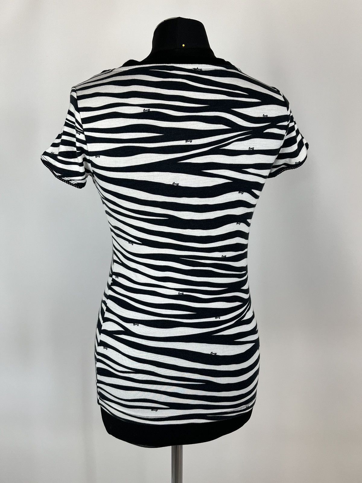 Designer × Dolce & Gabbana Dolche Gabbana Women Monogram Tshirt Size S (0358) Size S / US 4 / IT 40 - 3 Thumbnail