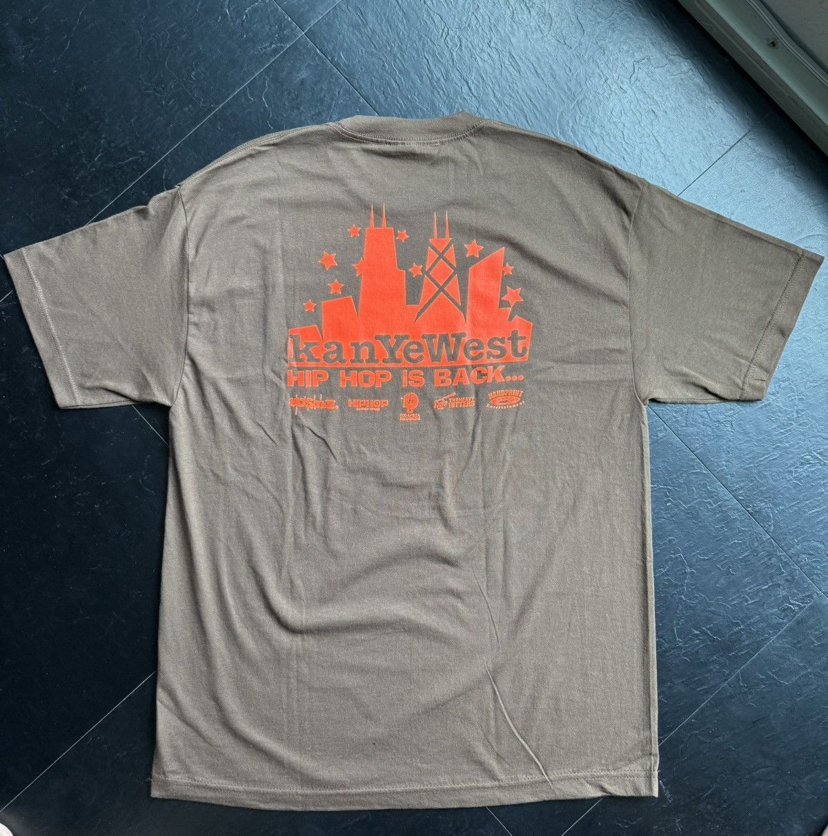 Kanye West × Vintage × Yeezy Kanye West College Dropout Vintage Tee Size US XL / EU 56 / 4 - 2 Thumbnail