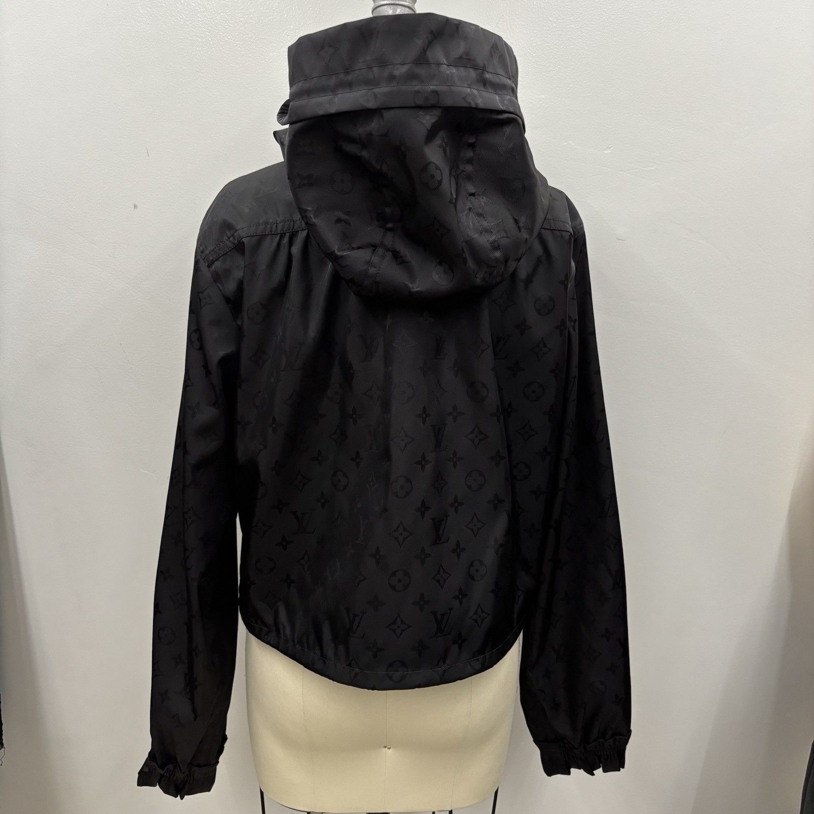 Louis Vuitton Louis Vuitton Black Cropped Monogram Windbreaker Jacket Size XXS / US 00 / IT 34 - 7 Thumbnail