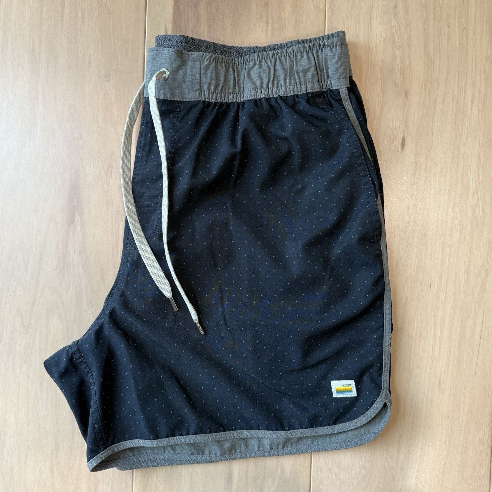 Vuori Vuori Banks Shorts Medium Black Polka Dot 5" Workout Size US 30 / EU 46 - 2 Thumbnail