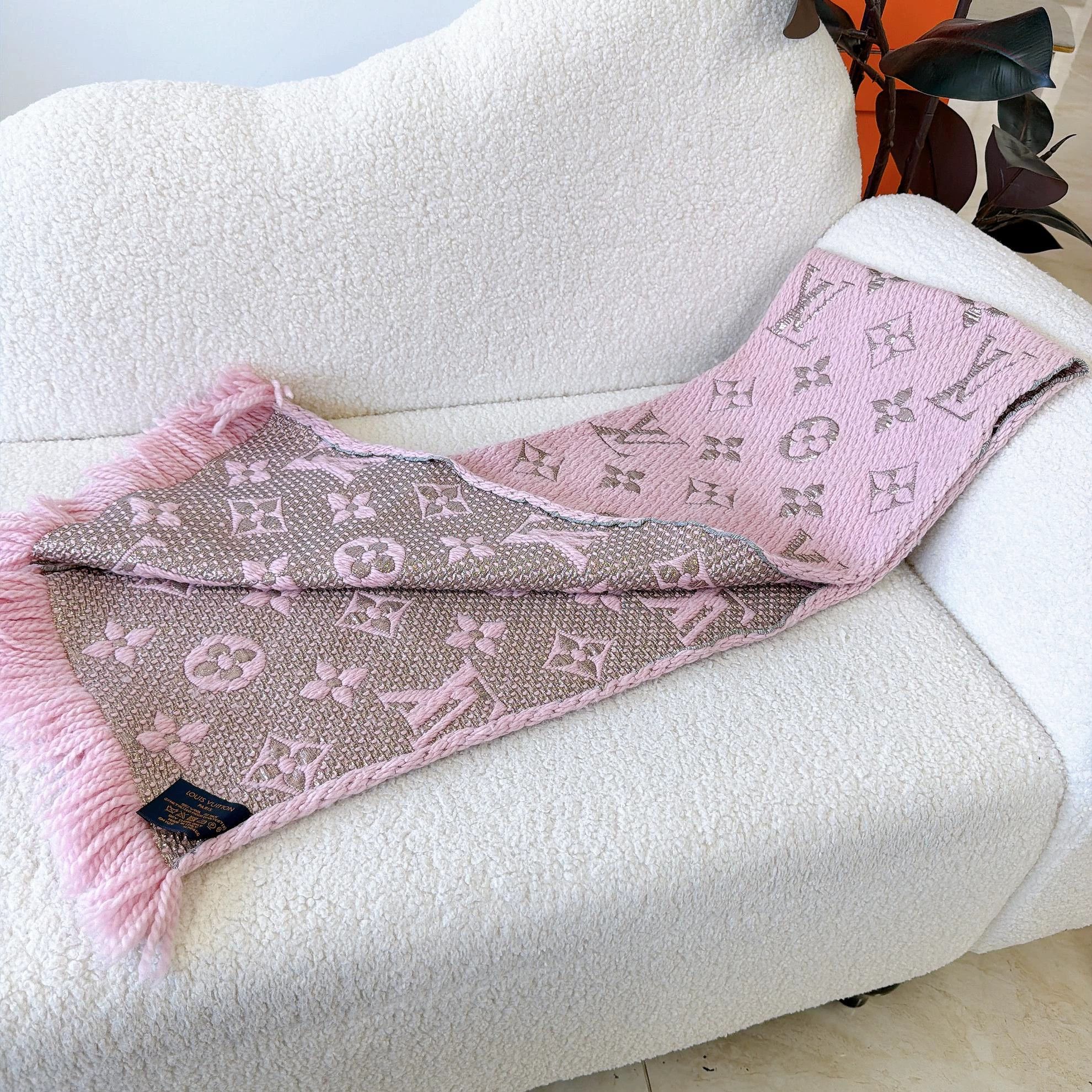 Louis Vuitton Louis Vuitton pink wool full logo fringed scarf Size ONE SIZE - 4 Thumbnail