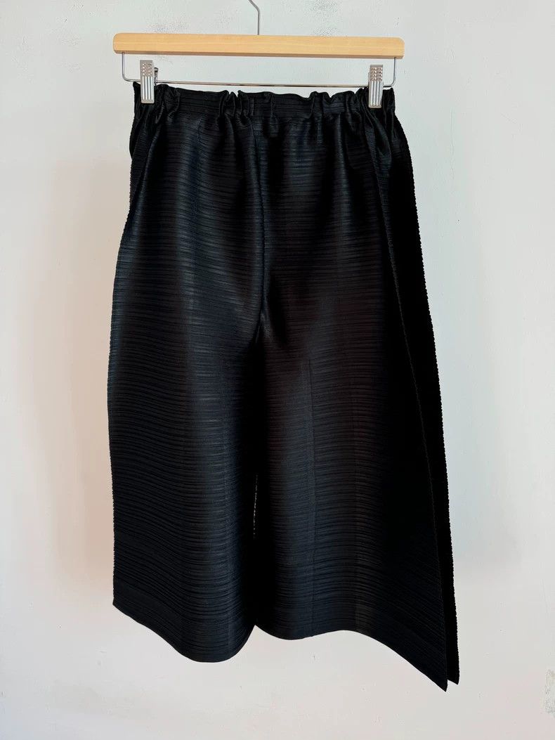 Issey Miyake Issey Miyake size:3 Black pleated skirt Size 22" - 2 Thumbnail