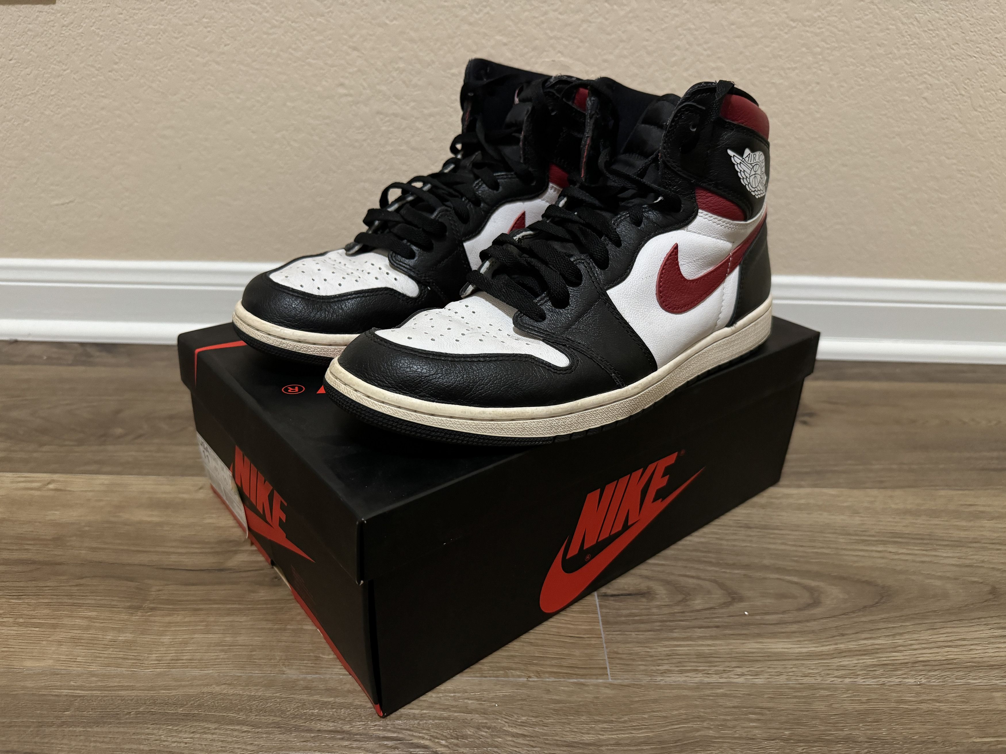 Jordan Brand Jordan 1 Retro High (Black Gym Red) Size US 11 / EU 44 - 2 Thumbnail