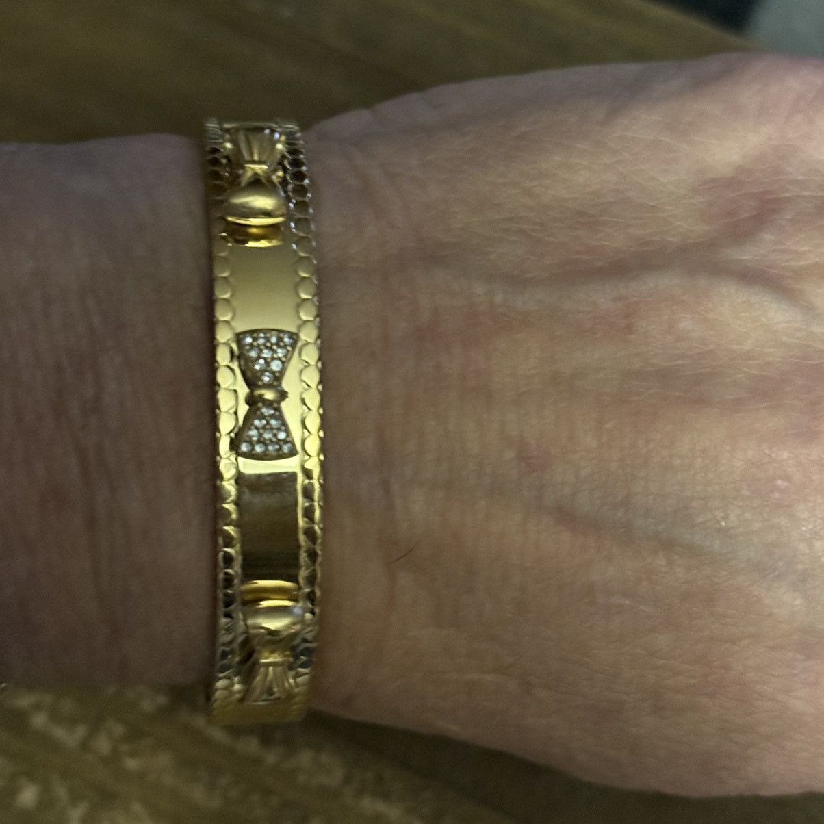 Other Gold tone hinged bow bangle bracelet Size ONE SIZE - 5 Thumbnail