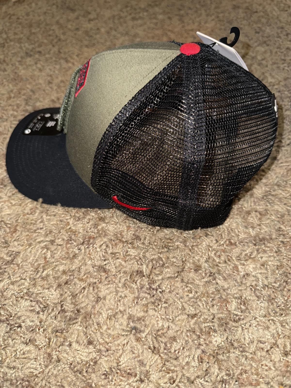 Nike Nike Men’s Georgia Bulldogs FTB TEAM ISSUED Snapback Veteran's Day Hat Sample Size ONE SIZE - 7 Thumbnail