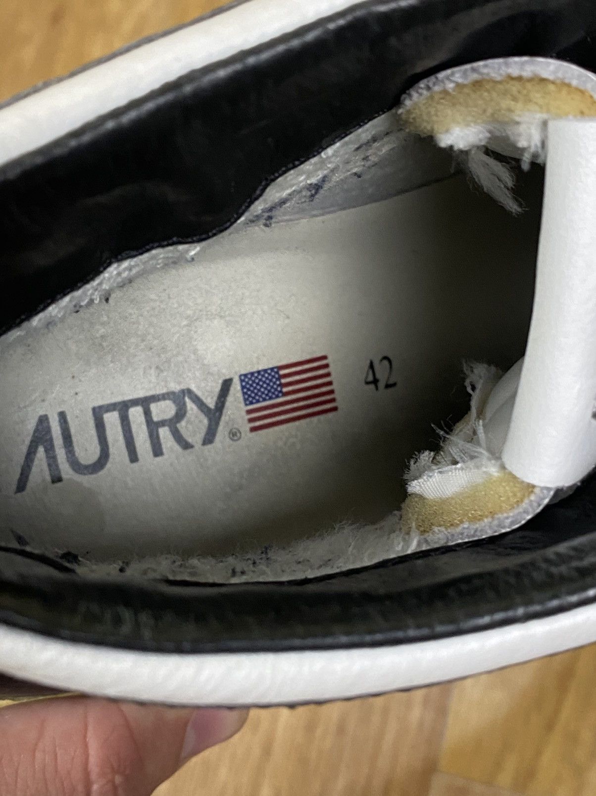 AUTRY Autry Medalist Black and White Mid Leather Sneakers Size: 42 Size US 9 / EU 42 - 5 Thumbnail