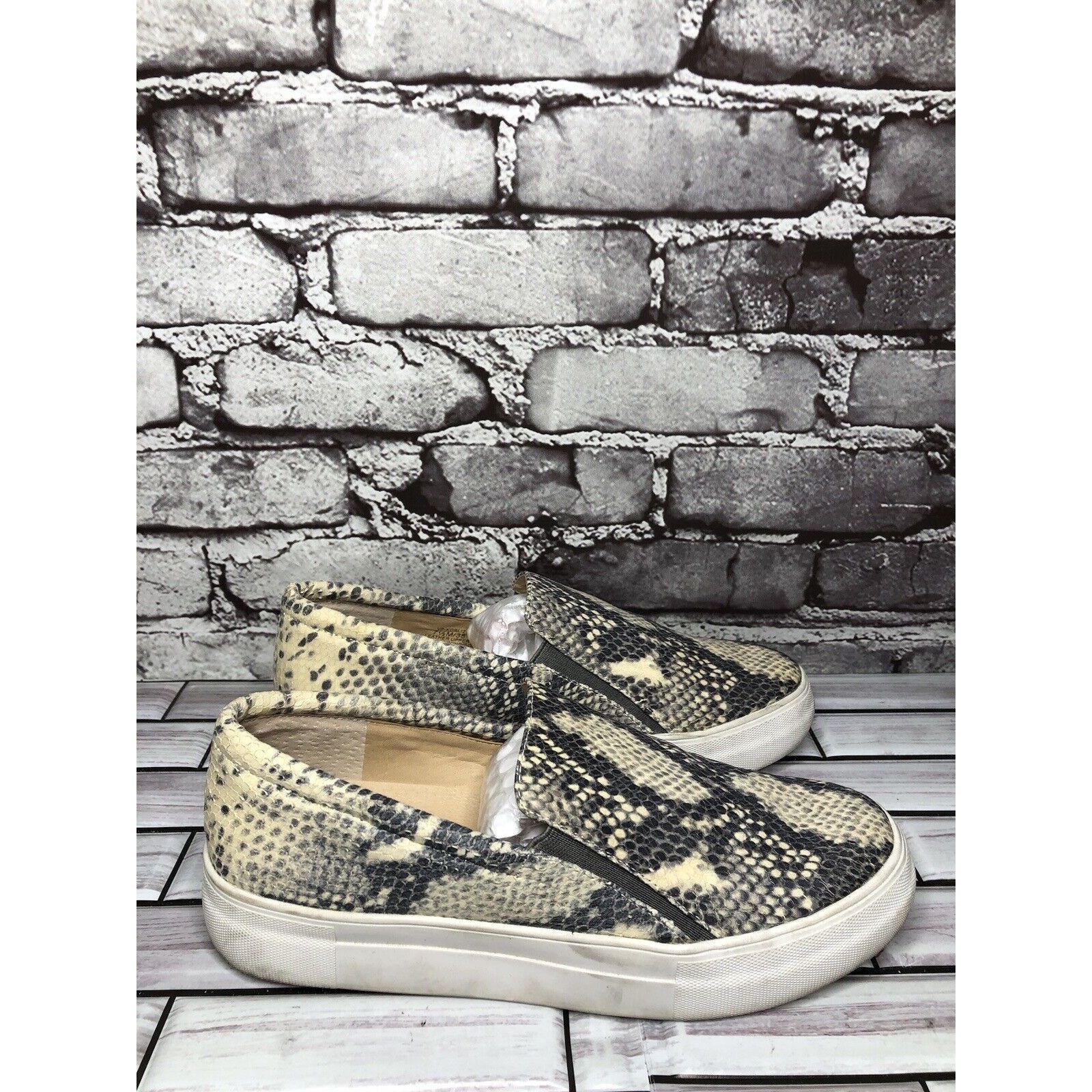 Vince Camuto Vince Camuto Korli 2 Ivory Leather SnakeSkin Slip On Sneaker Size US 7.5 / IT 37.5 - 18 Thumbnail