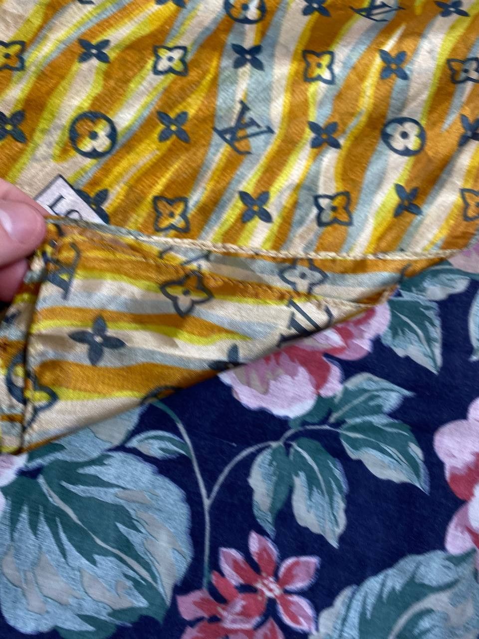 Louis Vuitton Louis Vuitton Multicolor Silk Geometric Shawl Scarf . Size ONE SIZE - 5 Thumbnail
