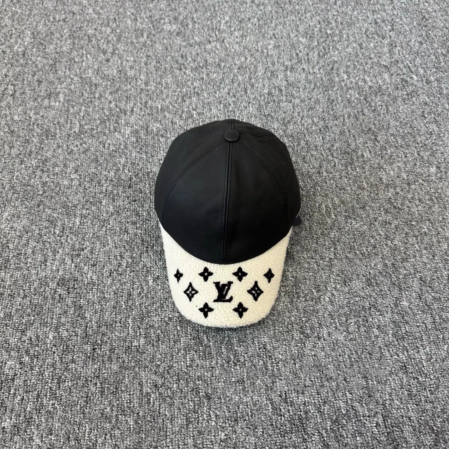 Louis Vuitton Louis Vuitton Aged color combination, Phantom, Belt| Size ONE SIZE - 2 Thumbnail