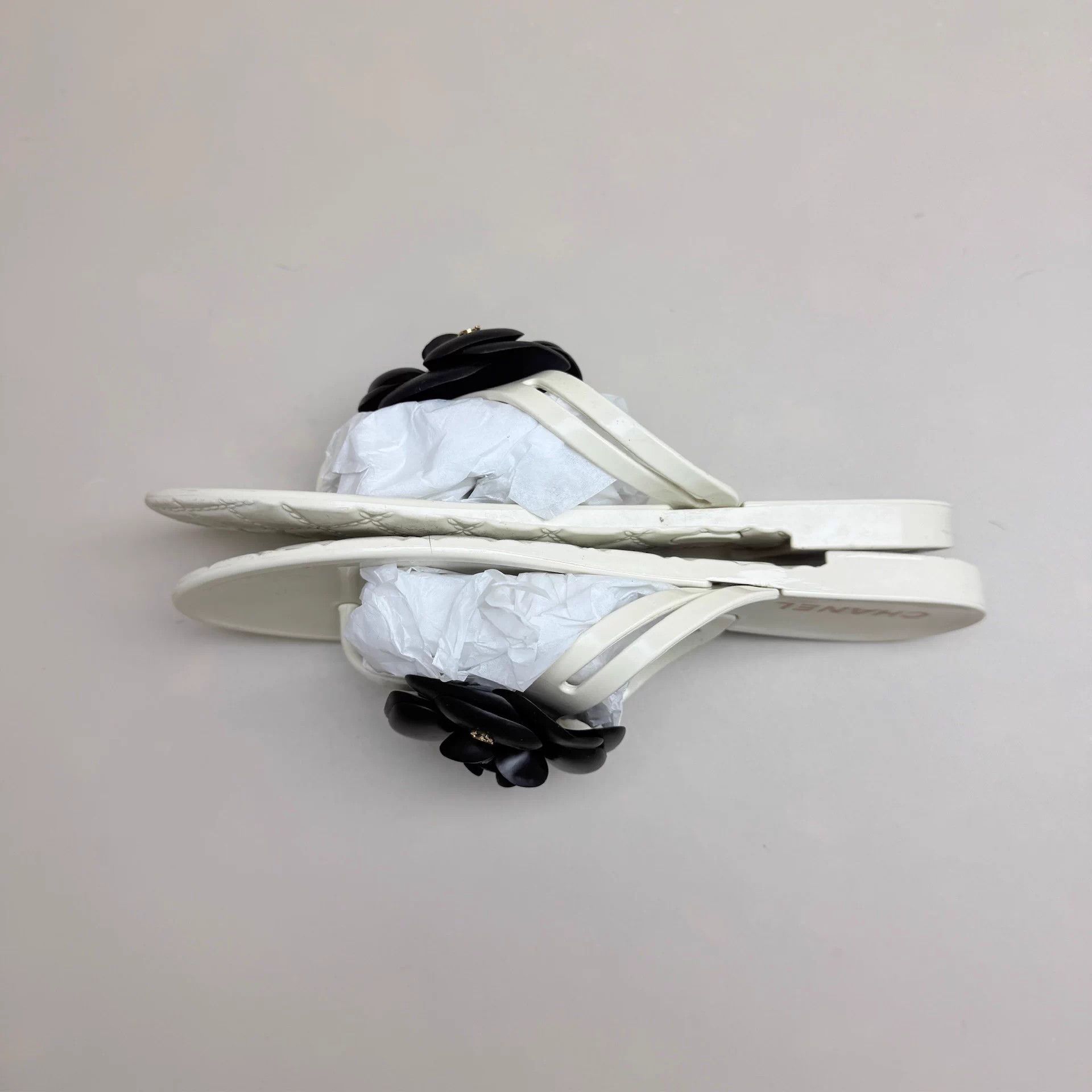 Chanel CHANEL Black & White Camellia CC Slippers 36 95N Size US 5.5 / IT 35.5 - 5 Thumbnail