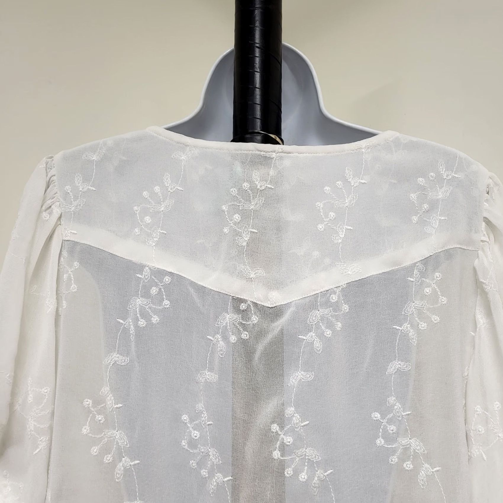 Vintage Maurices Blouse Women's M Sheer Floral Embroidered Crocheted Neck Flutter Shirt Size M / US 6-8 / IT 42-44 - 7 Thumbnail