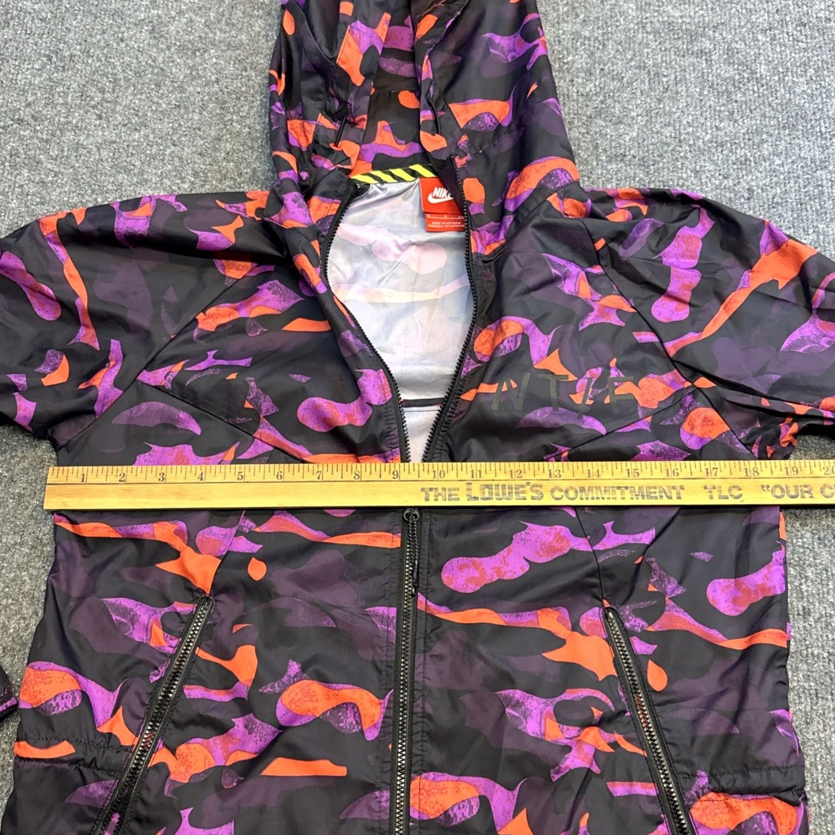 Nike VINTAGE Nike Windrunner Jacket Woman S Purple Windbreaker T/F Camo Vivid Purple-Bright Crimson Windrunner Womens Windbreaker S Size S / US 4 / IT 40 - 5 Thumbnail