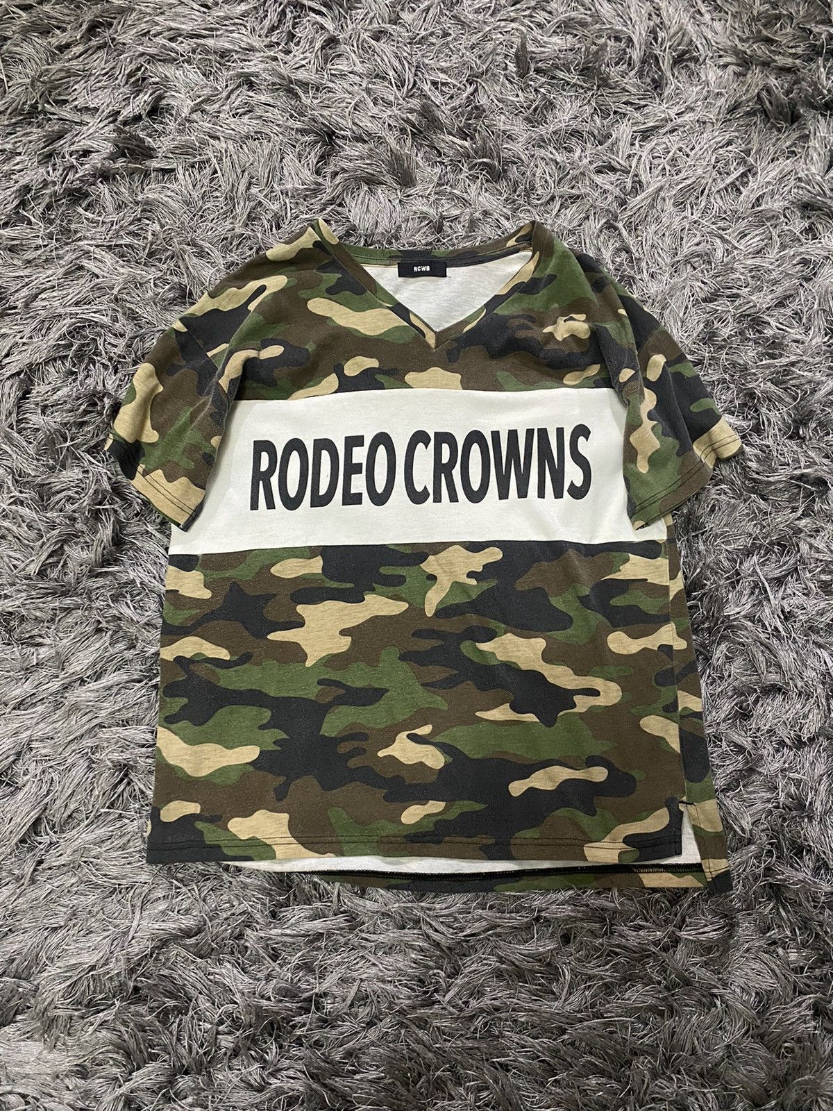 rcwb rodeo crowns army v-neck tee