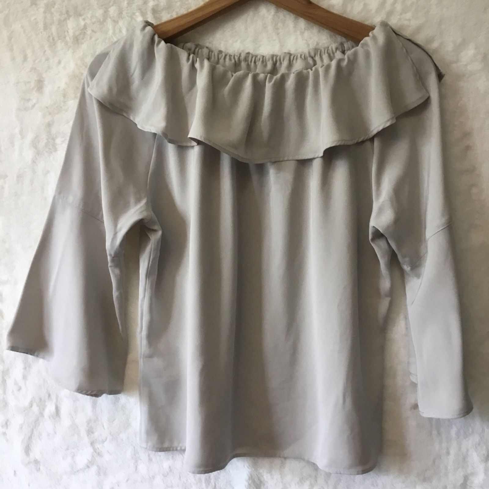 Other Archives Light Gray Off-Shoulder Long-Sleeve Top Size M / US 6-8 / IT 42-44 - 1 Thumbnail