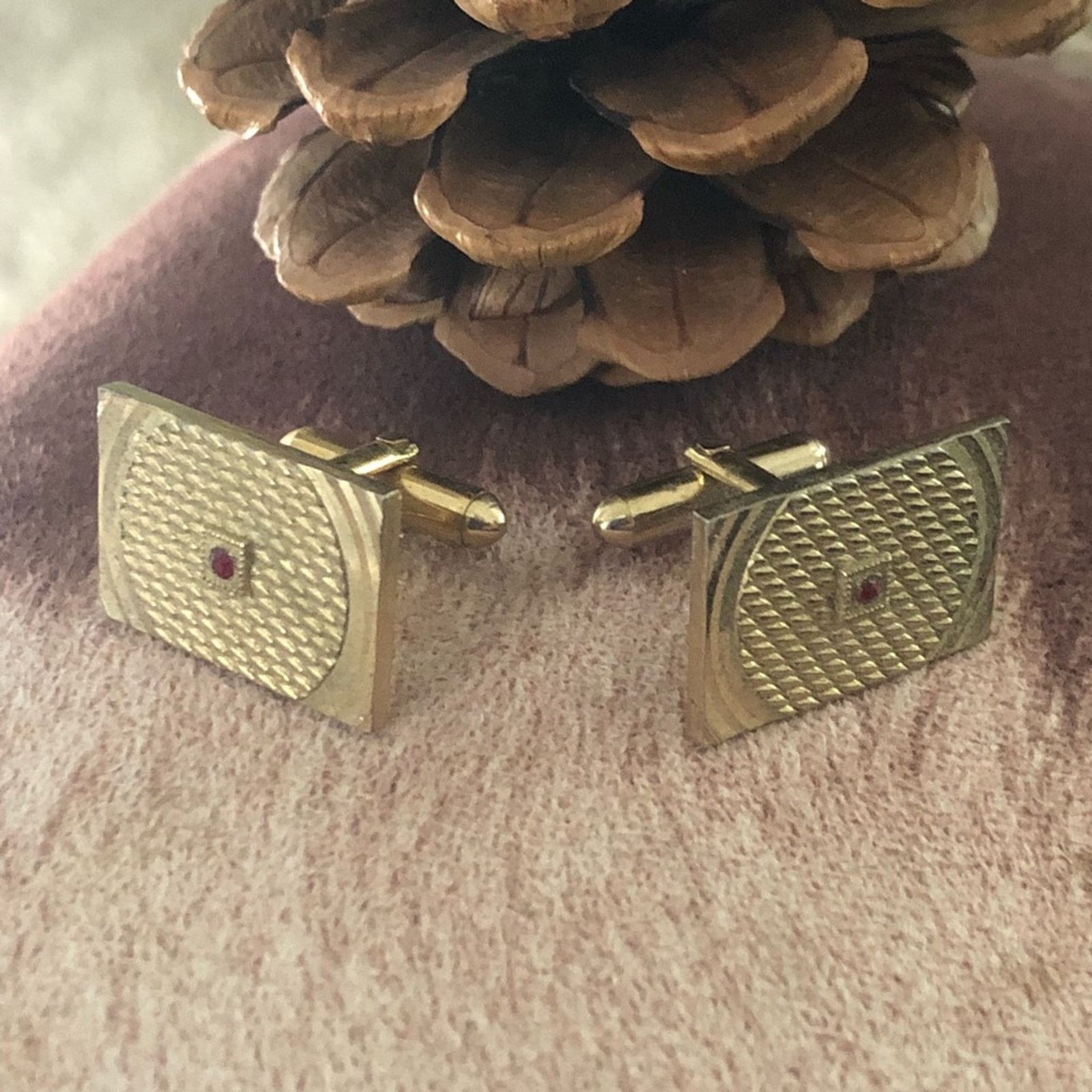 Vintage Vintage men’s textured gold plated faux ruby cuff link Size ONE SIZE - 1 Thumbnail