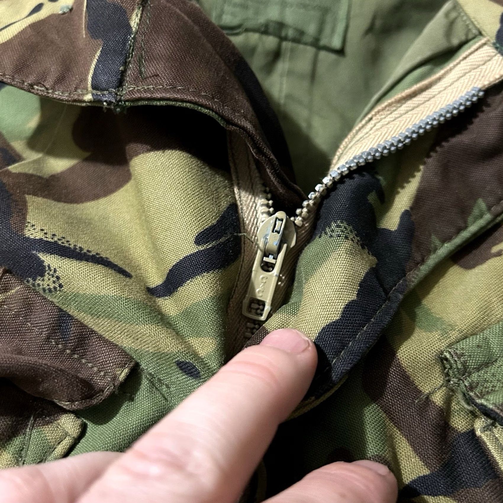 Vintage VINTAGE James Smith & Co British Army Camo DPM Slant Pocket Jacket Large Mens Green Camouflage Military Jacket Pockets Size US L / EU 52-54 / 3 - 4 Thumbnail