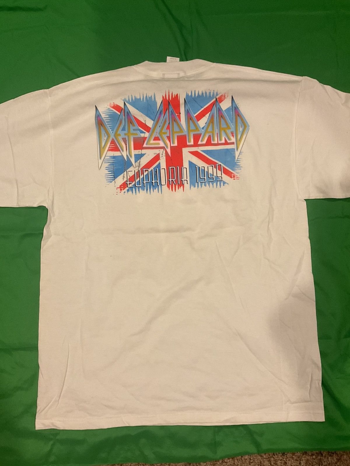 Vintage Vintage Def Leppard and red graphic tee Size US XL / EU 56 / 4 - 2 Thumbnail