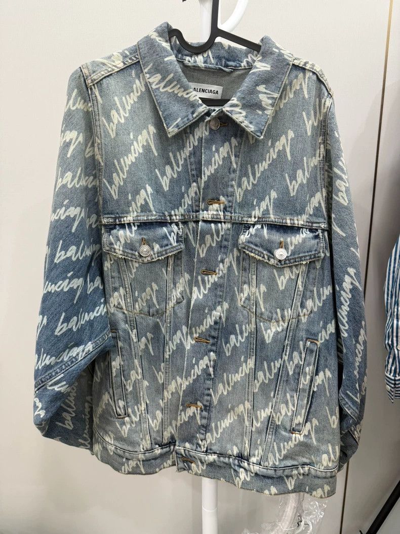 Balenciaga Balenciaga size 34 Full Print Logo Denim Jacket Size XS / US 0-2 / IT 36-38 - 1 Thumbnail
