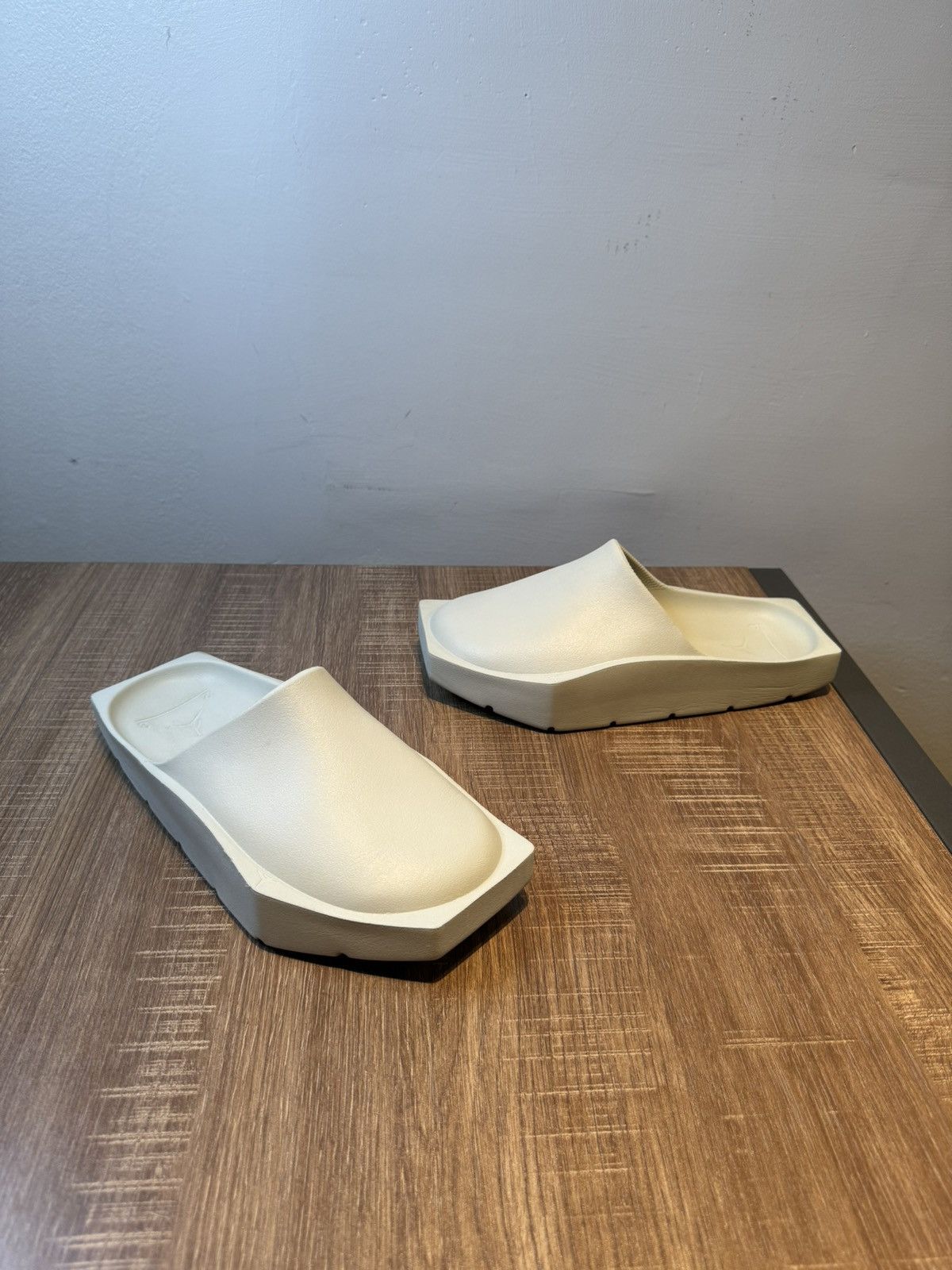Jordan Brand Nike Air Jordan Hex SP Silver SLIDES W Sz 9 BILLY EILISH Size US 9 / IT 39 - 2 Thumbnail