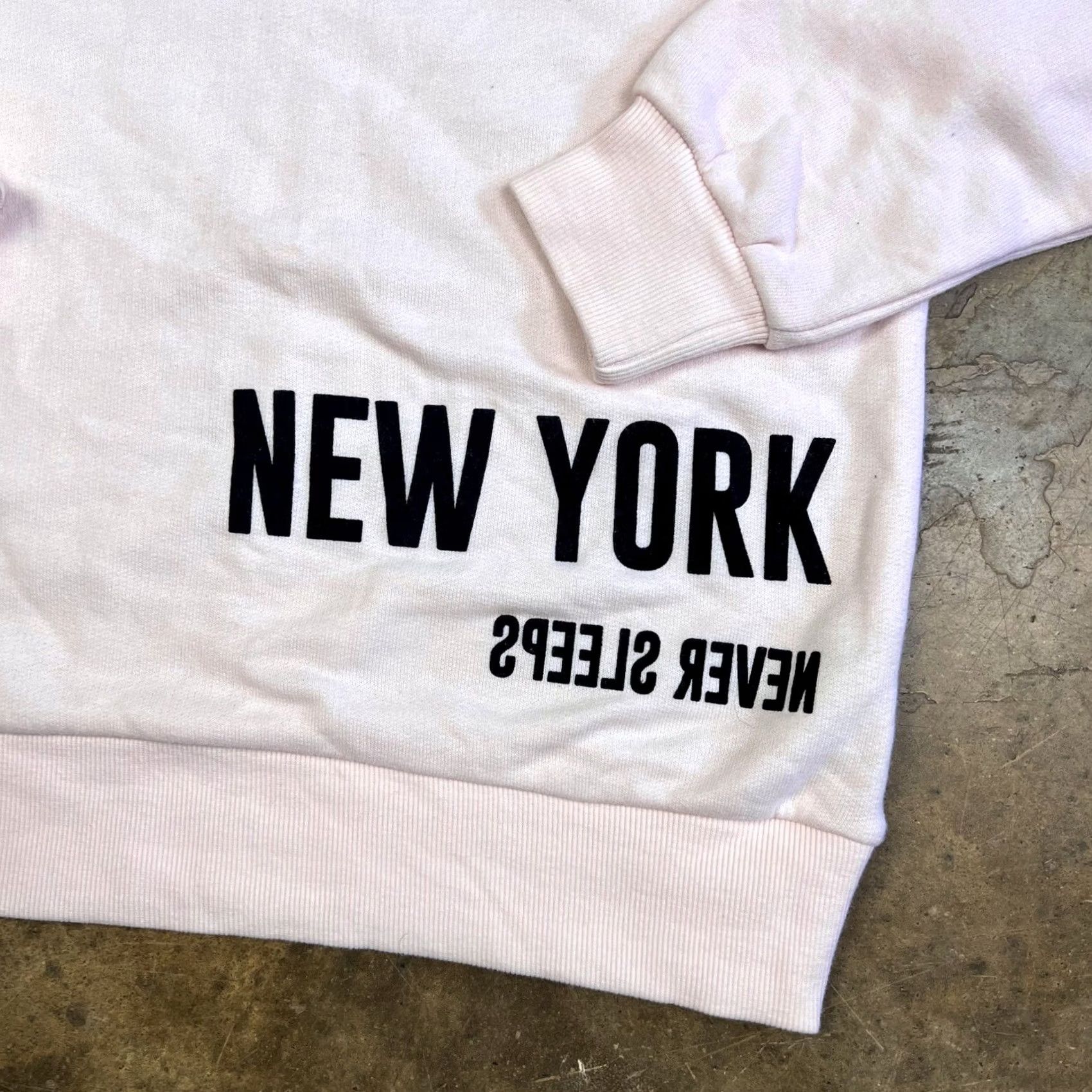 Forever 21 FOREVER 21 Pullover Mockneck Sweatshirt Small New York Never Sleeps Graphic Shirt Women Pink - 2020s N/A Size S / US 4 / IT 40 - 5 Thumbnail