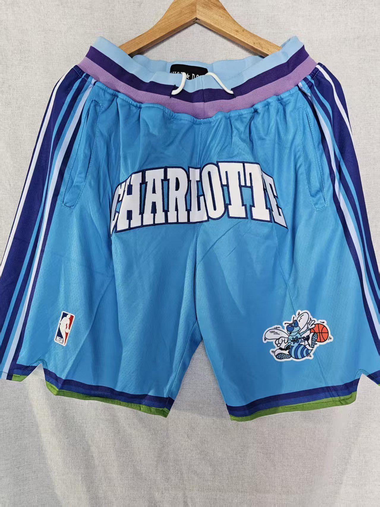 NBA Vintage Charlotte Hornets Short Small Size Size US 32 / EU 48 - 1 Thumbnail