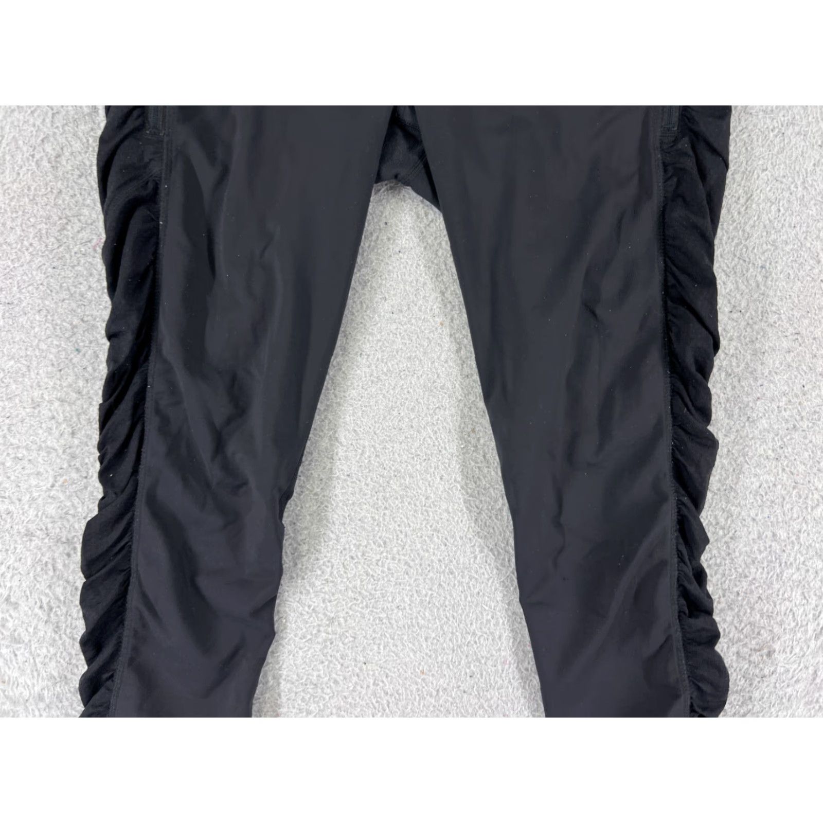 Lululemon Lululemon Leggings Capri Womens 6 Black Green Pockets Zip Pockets Slim Skinny Yoga Activewear 19in Inseam Size 28" / US 6 / IT 42 - 3 Thumbnail