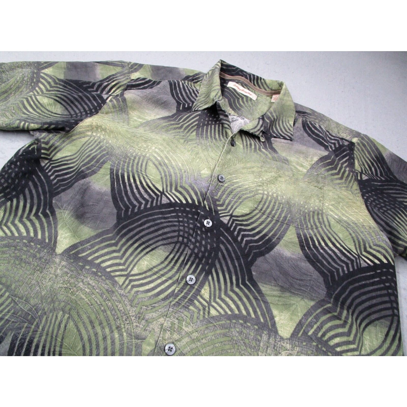 Tommy Bahama Tommy Bahama Mens Green Silk Short Sleeve Hawaiian Shirt XL Button Up Loop Collar Size US XL / EU 56 / 4 - 2 Thumbnail