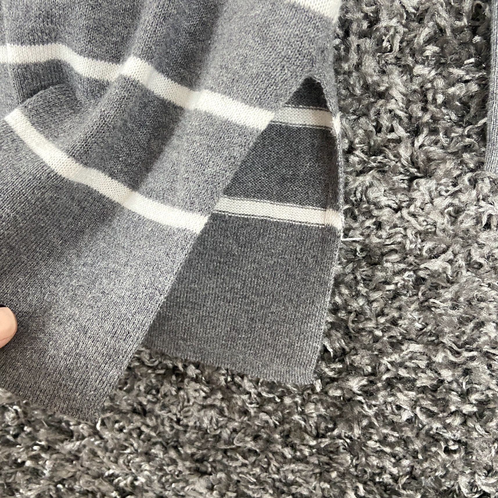 Old Navy VINTAGE? No. Old Navy Knit Blouse Gray White Stripe Long Sleeve Women’s S Gray Striped Knit Blouse Women's Small Size S / US 4 / IT 40 - 7 Thumbnail