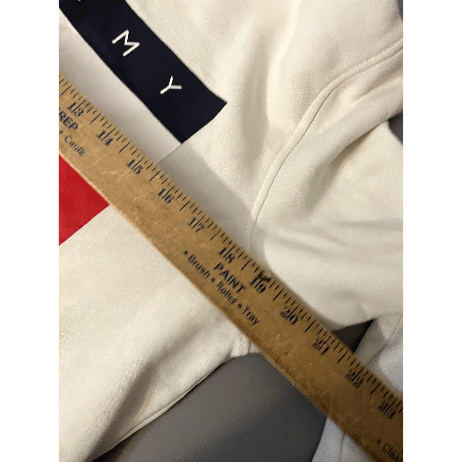 Tommy Hilfiger Tommy Hilfiger Sweater White W/ Logo Sweatshirt Unisex Adults Size Medium EUC Size US M / EU 48-50 / 2 - 5 Thumbnail