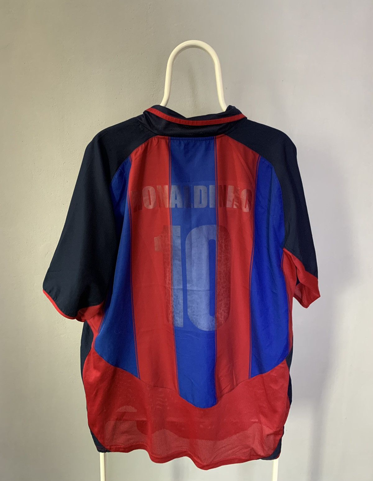 Nike Barcelona 2003-2004 Home Nike Vintage #10 Ronaldinho Size-XL Size US XL / EU 56 / 4 - 4 Thumbnail