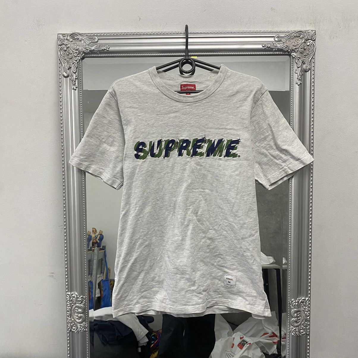 Supreme Supreme T-Shirt torn big logo Size US M / EU 48-50 / 2 - 1 Thumbnail