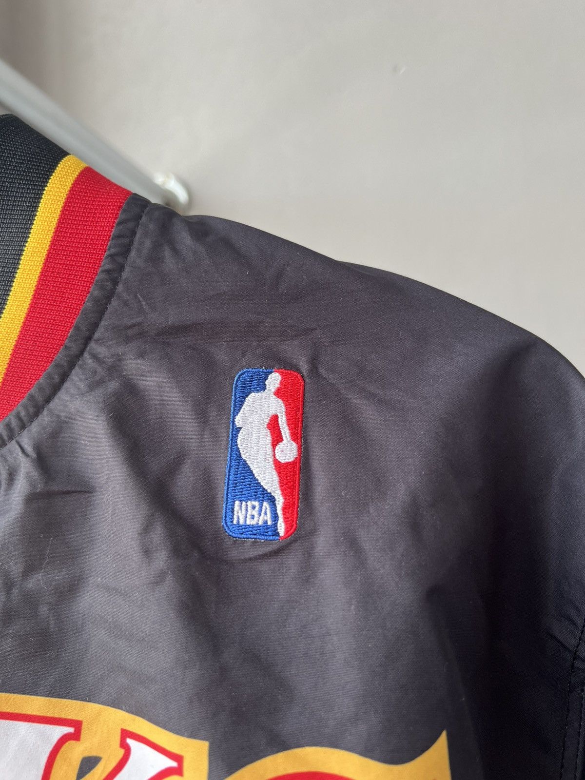 Mitchell & Ness RARE 1995/96 ATLANTA HAWKS MITCHELL&NESS NBA BOMBER JACKET L Size US L / EU 52-54 / 3 - 6 Thumbnail