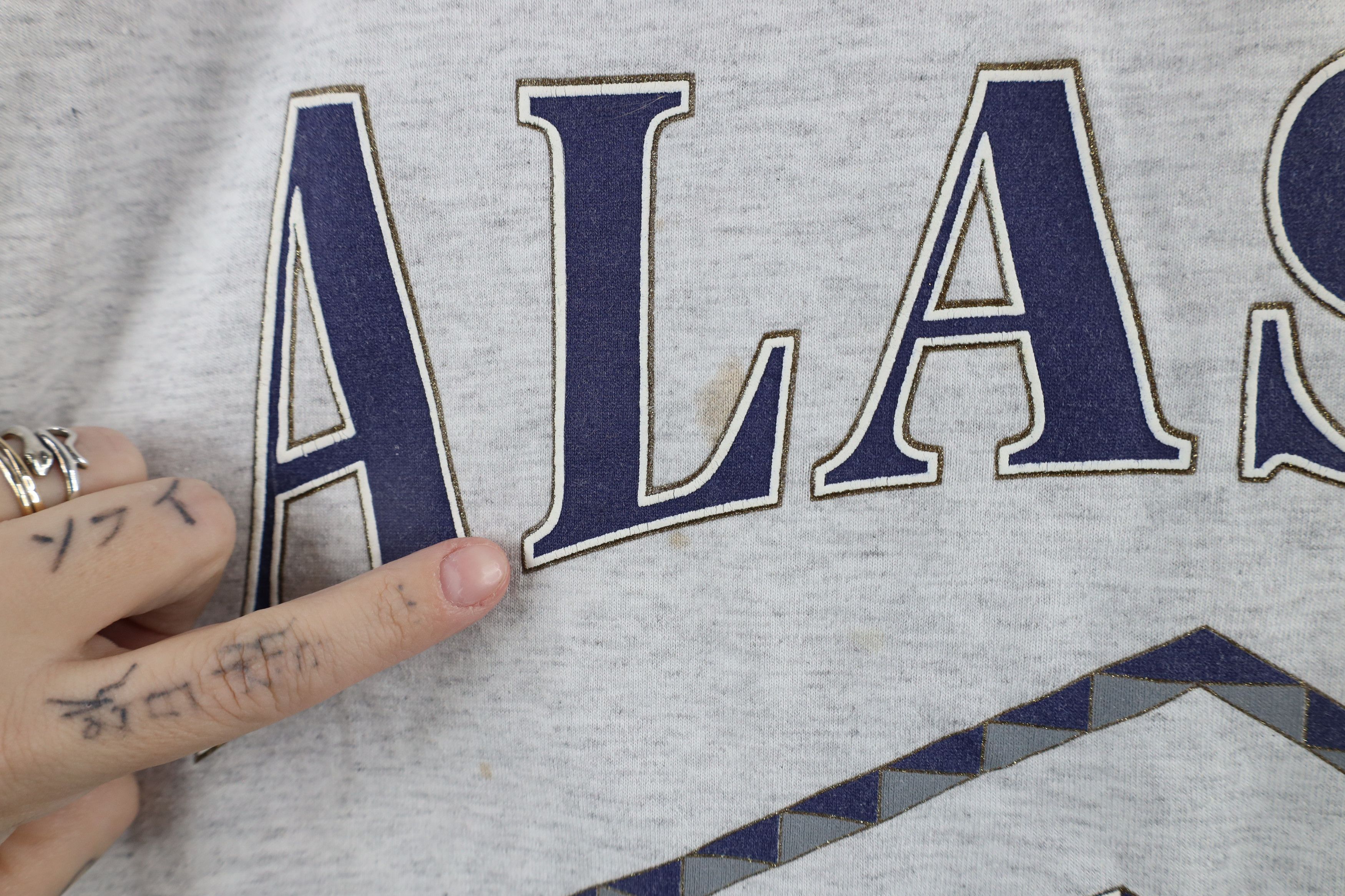 Vintage Vintage 90s Streetwear Spell Out Alaska T-Shirt Gray USA Size US L / EU 52-54 / 3 - 5 Thumbnail