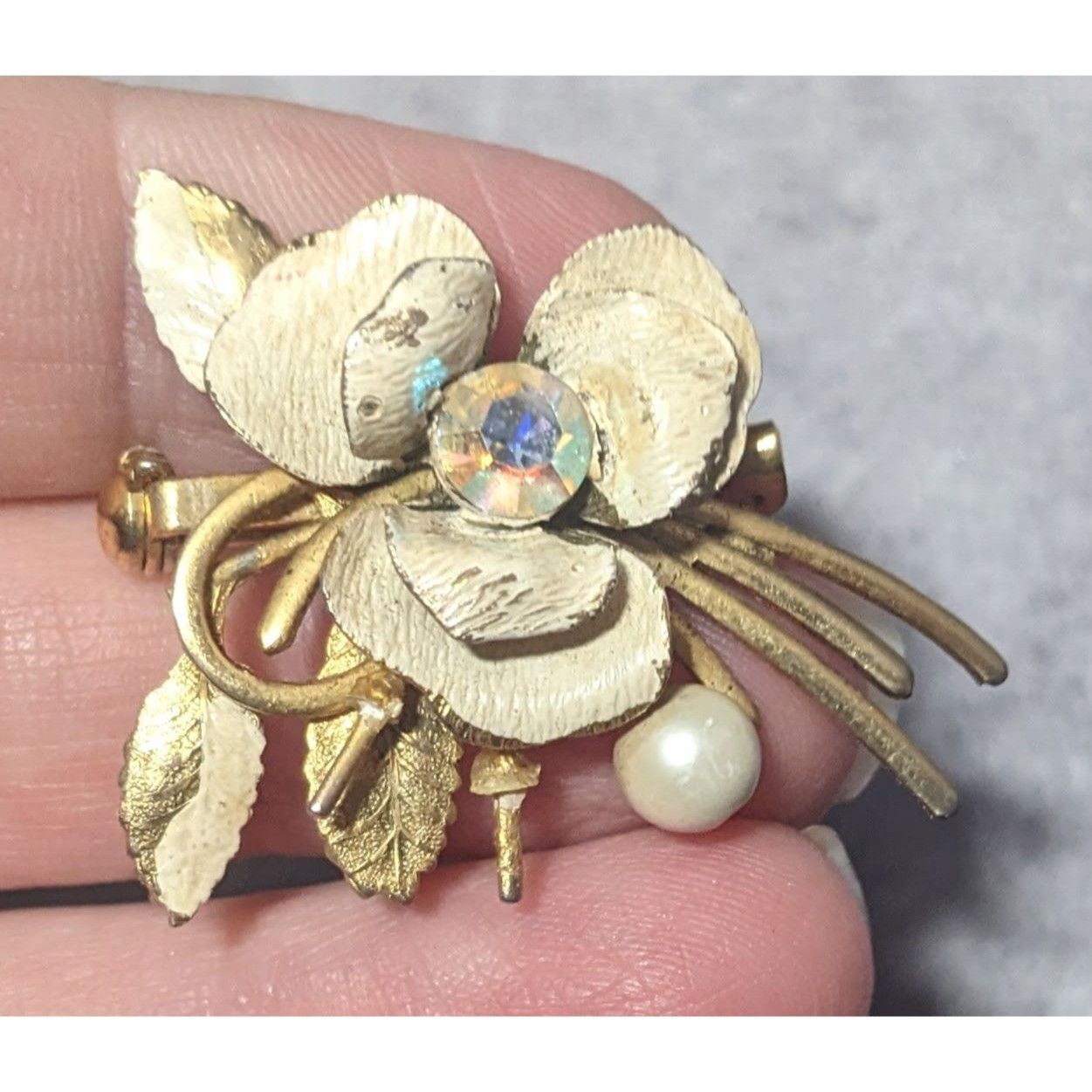 Other Vintage Cream And Gold Tone Whimsical Fantasy Floral Brooch Size ONE SIZE - 7 Thumbnail