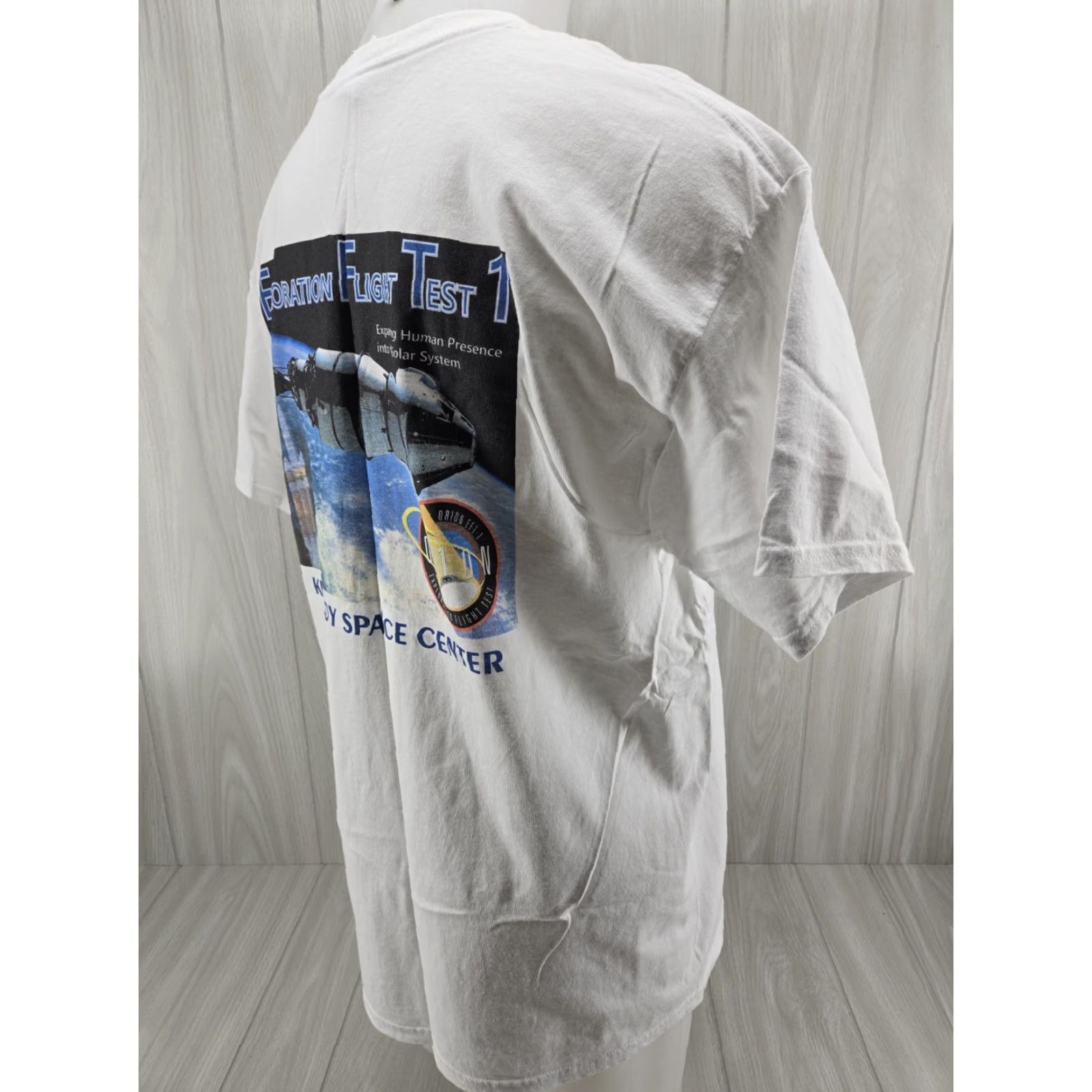Gildan VINTAGE NASA Kennedy Space Center Orion Exploration Flight Test Mens XL T-Shirt White Space Graphics 90s Mens Size US XL / EU 56 / 4 - 7 Thumbnail