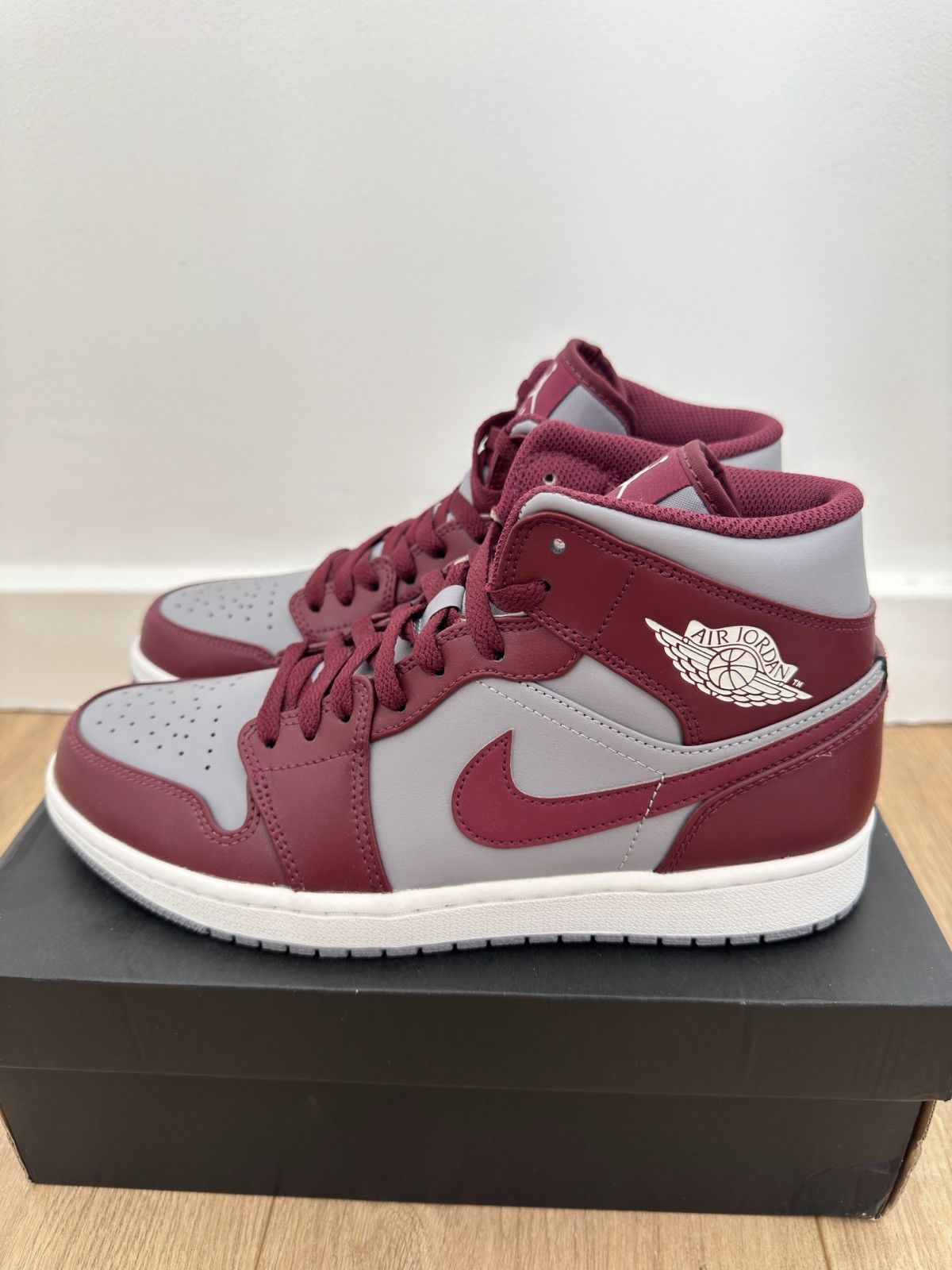 Jordan Brand Nike Air Jordan Retro 1 Mid Uk 8.5 Size US 9 / EU 42 - 3 Thumbnail