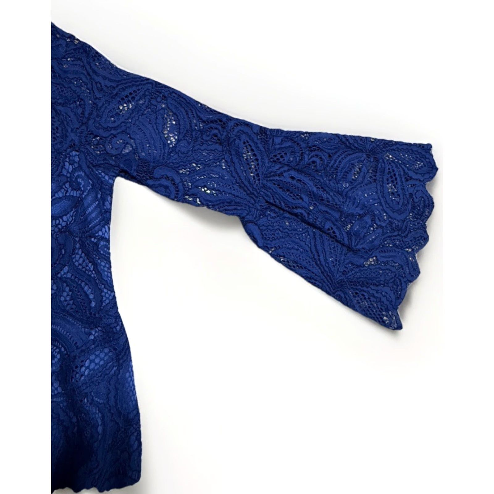 Lilly Pulitzer Lilly Pulitzer Denise Flounce Sleeve Romper Blue Sz 2 - One Piece, Floral, 3/4 Sleeve, Crew Neck, Polyester Lace, Women, Romper, Casual, Regular, Blue Size 26" / US 2 / IT 38 - 6 Thumbnail