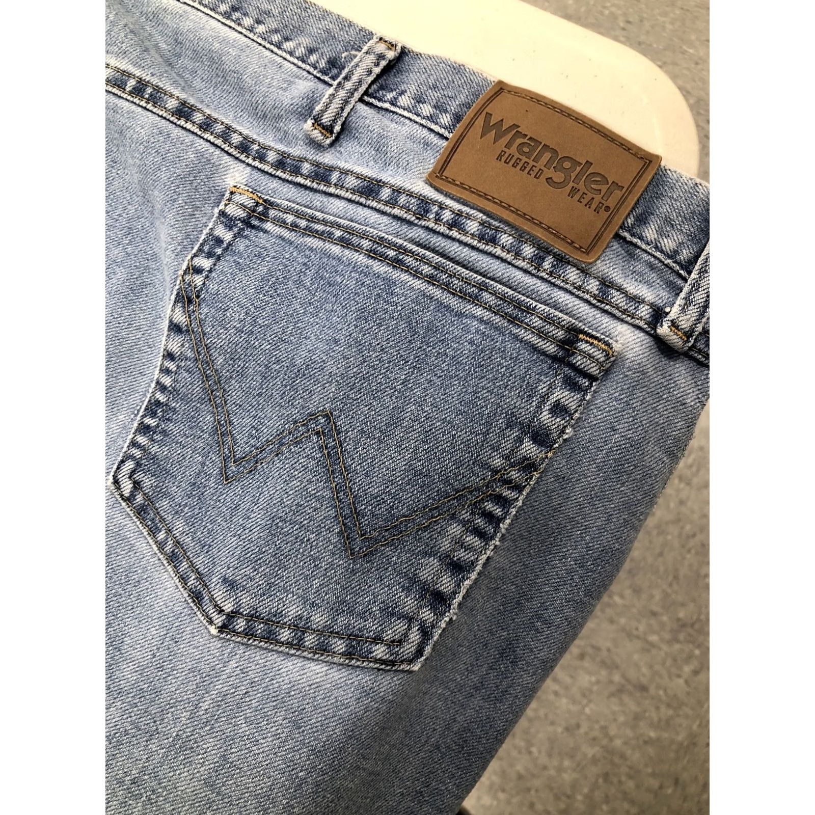 Wrangler Wrangler Jeans Mens 52x29 Regular Straight Cotton Classic Blue Denim Rugged Wear 90s Western Cowboy USA Streetwear 5-Pocket Mens Regular Jeans Size US 36 / EU 52 - 7 Thumbnail