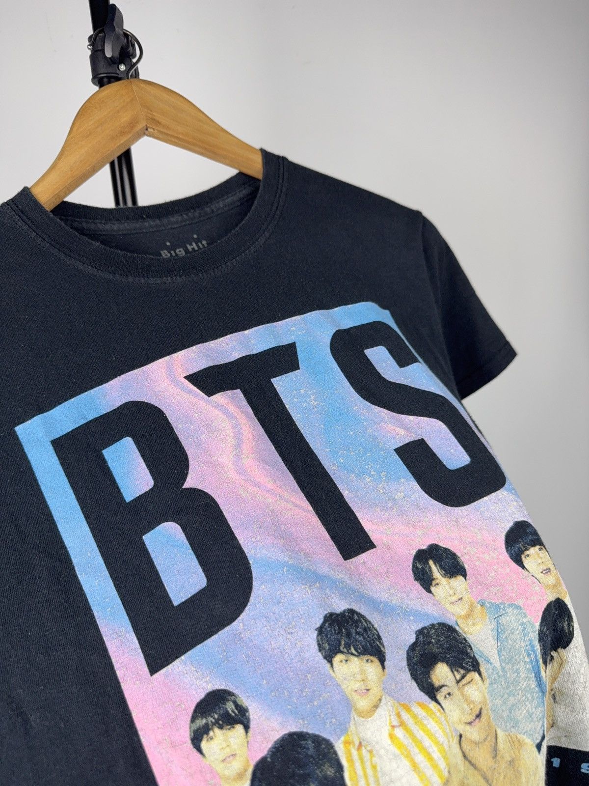 Band Tees 00s BTS World Tour 2019 Official Concert T-Shirt Big Hit Size US S / EU 44-46 / 1 - 4 Thumbnail