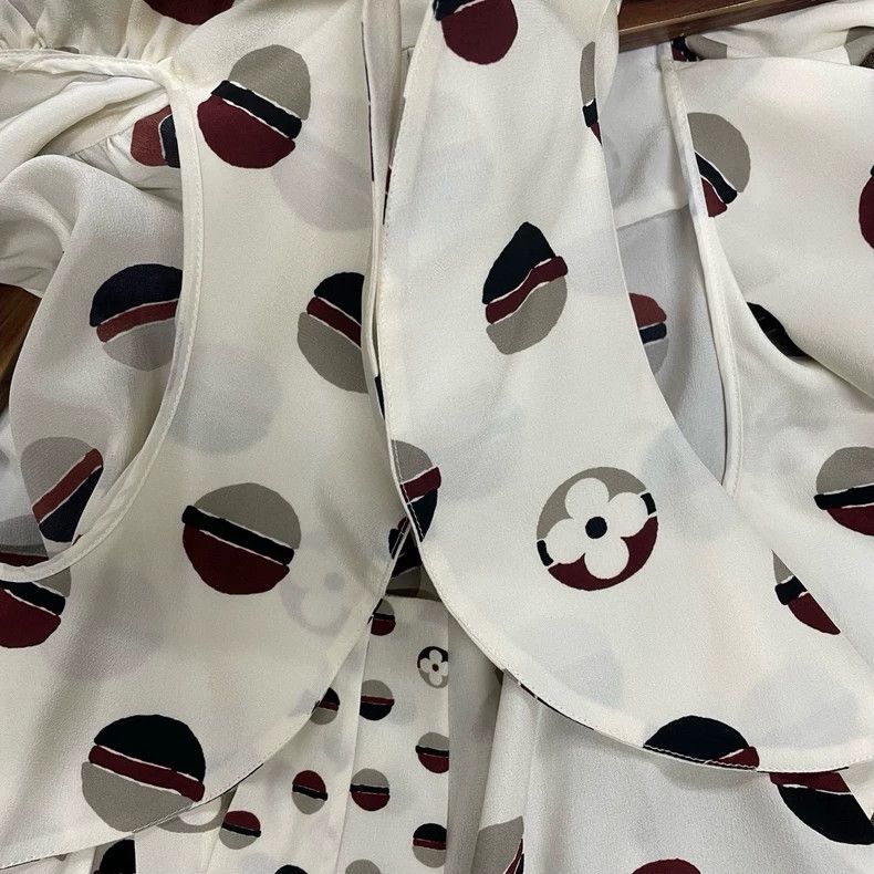 Louis Vuitton Louis Vuitton White hamburger printed silk short sleeve sh Size XS / US 0-2 / IT 36-38 - 4 Thumbnail