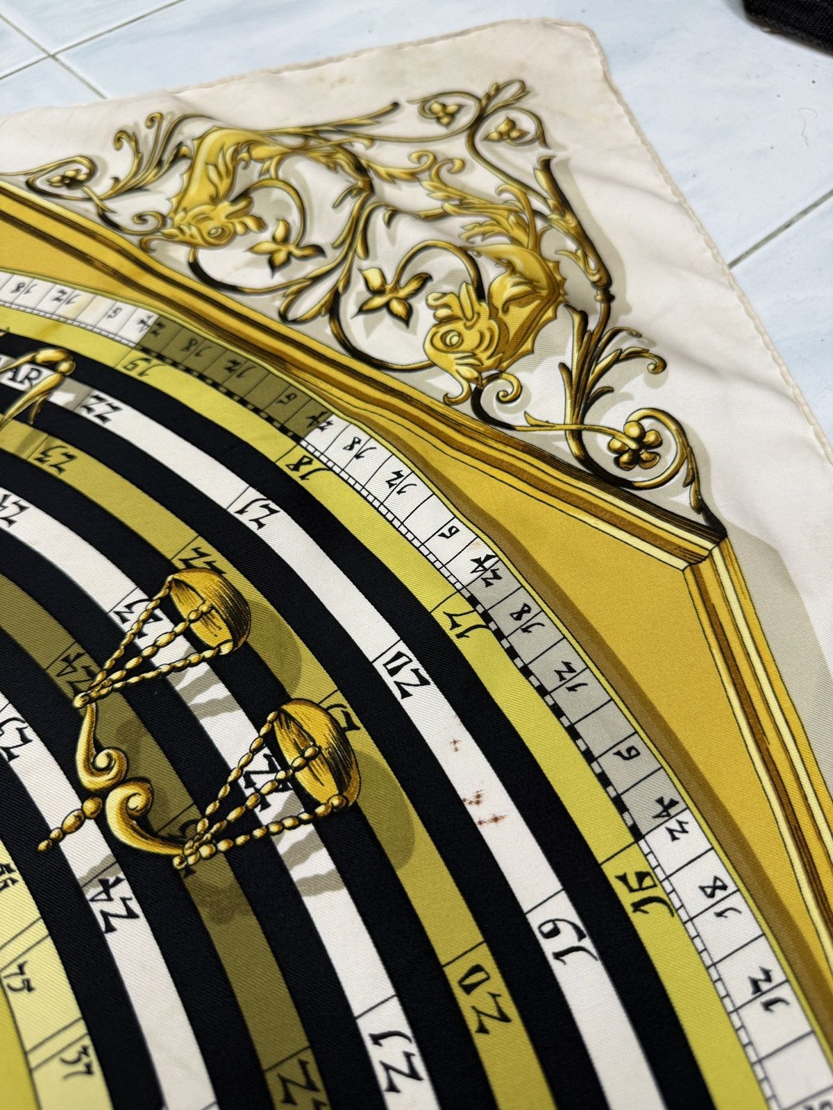 Hermes 🔥🔥🔥AUNTHENTIC VINTAGE HERMES DIES AT HORES SILK SCARF Size ONE SIZE - 10 Thumbnail