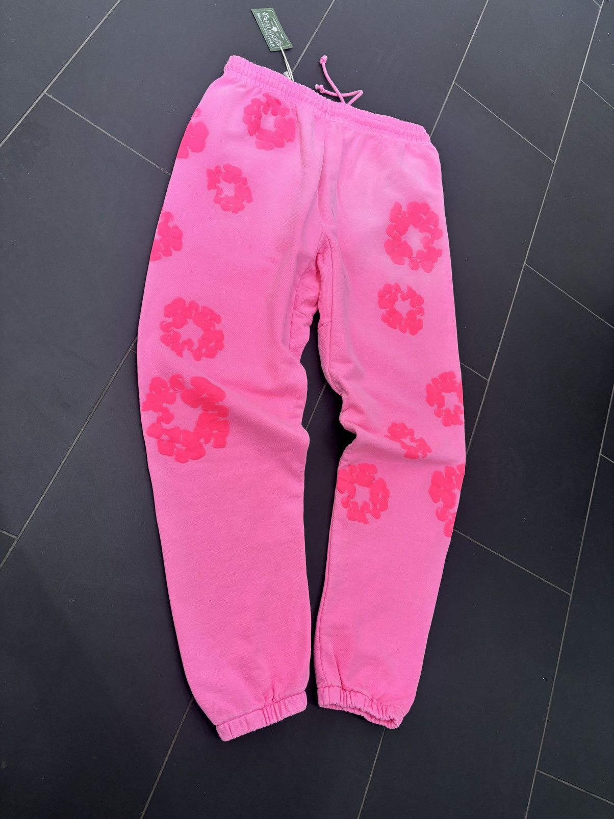 DENIM TEARS Denim Tears Mono Cotton Wreath Sweatpants ‘Pink’ Size US 32 / EU 48 - 2 Thumbnail