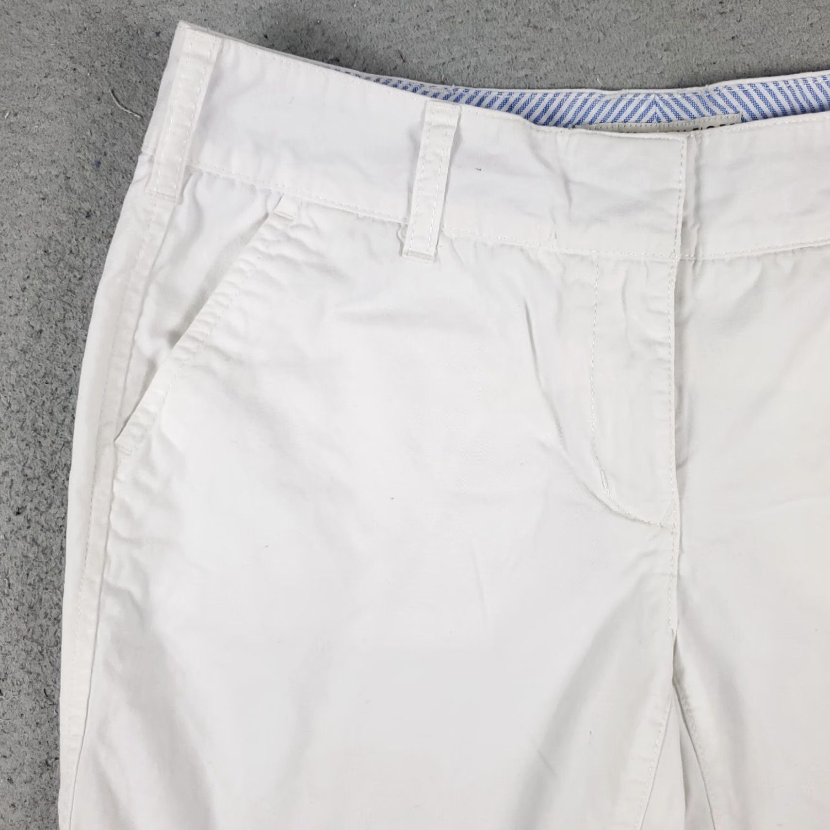 Tommy Hilfiger VINTAGE Tommy Hilfiger Shorts Womens Size 4 White Casual Flat Front Chino Size 28" / US 6 / IT 42 - 2 Thumbnail