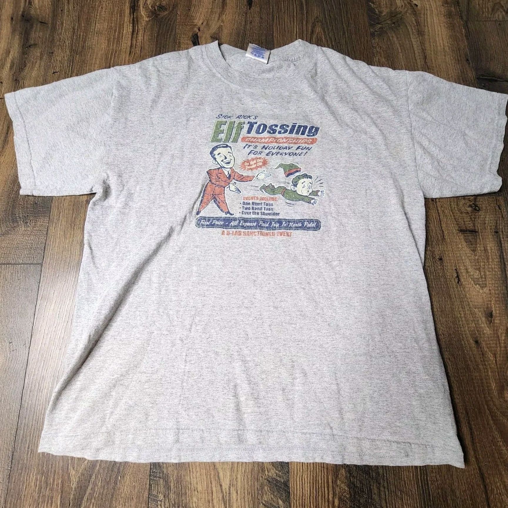 Vintage VINTAGE Mens T-Shirt Elf Tossing Championships Funny Christmas 1990s Gray Cotton L M&O KNITS Adult Regular short sleeve Mens Size US L / EU 52-54 / 3 - 2 Thumbnail