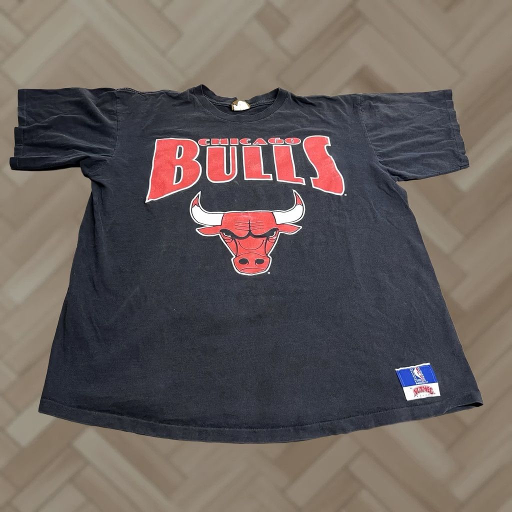 Nutmeg VINTAGE 90s Chicago Bulls T Shirt Nutmeg Black Faded Single Stitch NBA XL Mens Size US XL / EU 56 / 4 - 1 Thumbnail