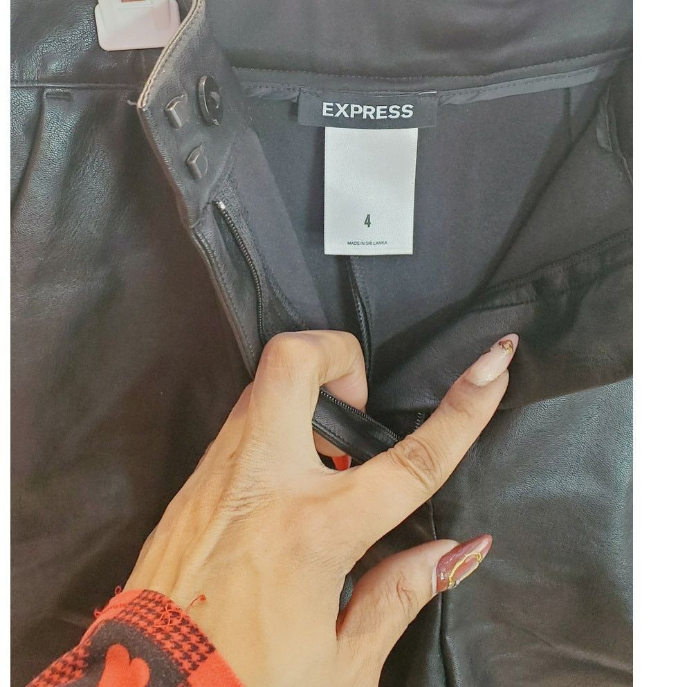 Express Express Black Faux Leather Pleated Tailored Shorts Size 4 Size 27" / US 4 / IT 40 - 5 Thumbnail