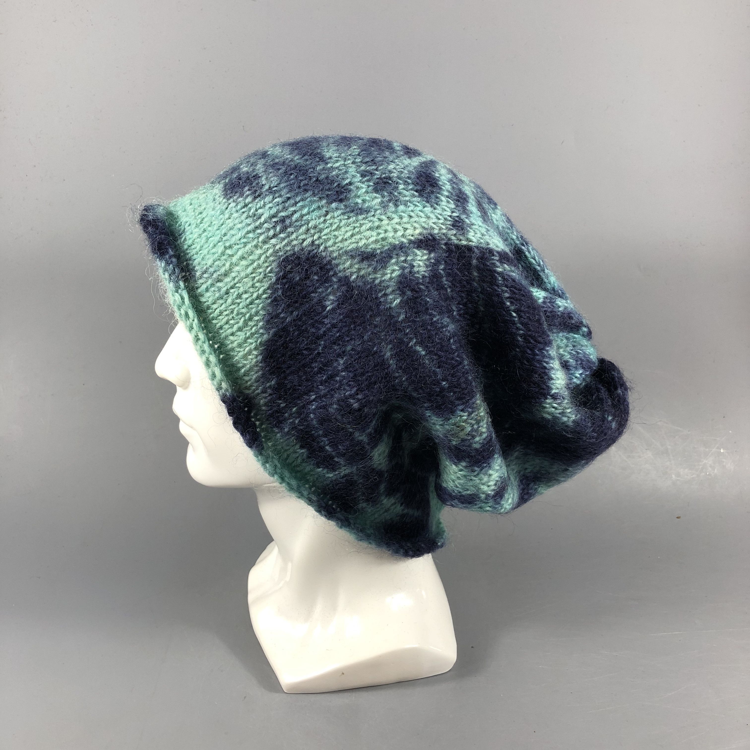 Vintage Hand-Knit Blue/Green Abstract Slouchy Beanie B956 Size ONE SIZE - 1 Thumbnail